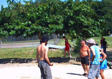 Espace pétanque et tennis au Camping Le Casties